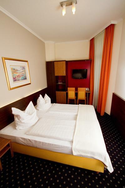 Hotel Tourist Frankfurt am Main Buitenkant foto